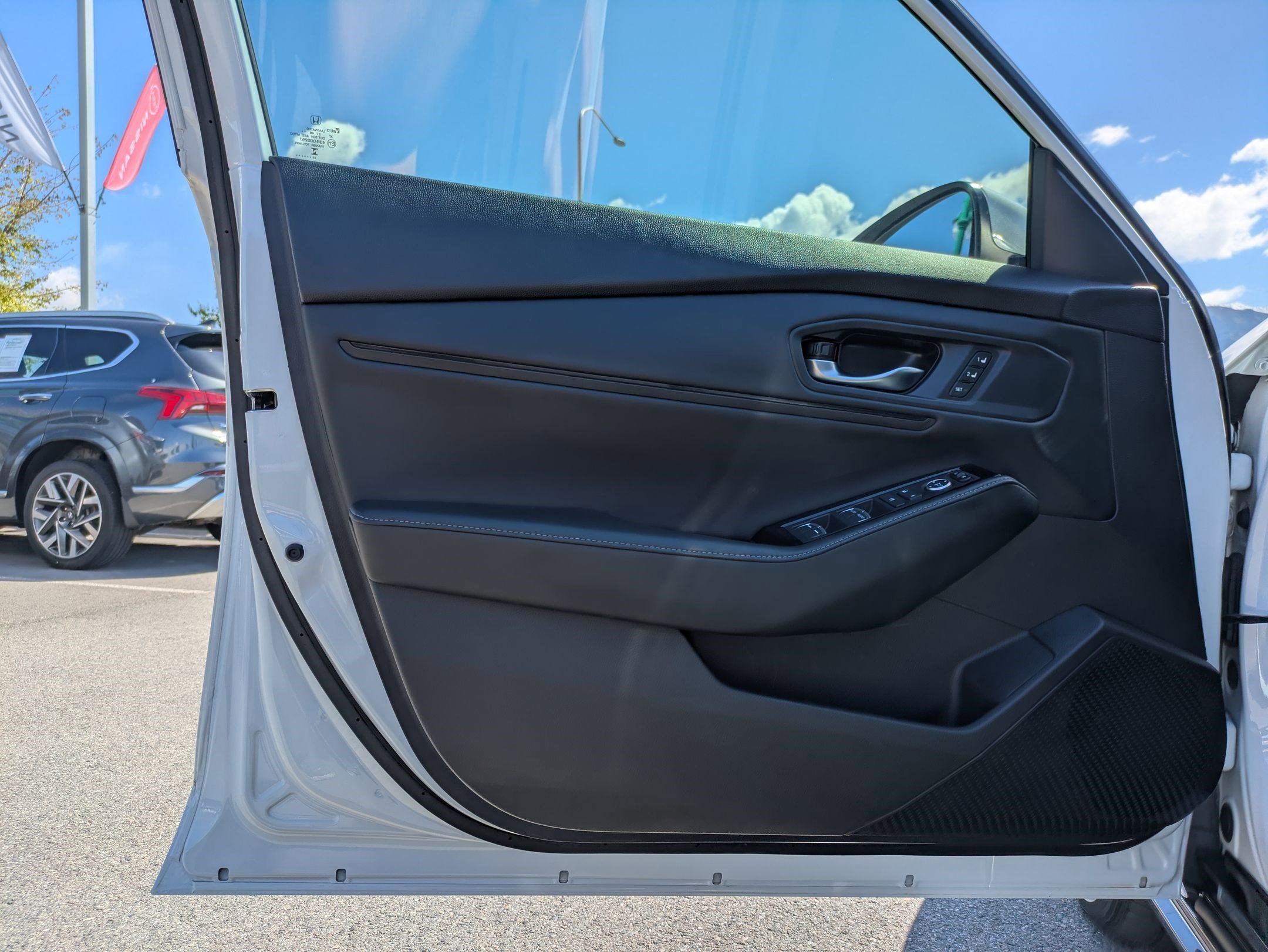Used 2023 White Honda Touring image 12