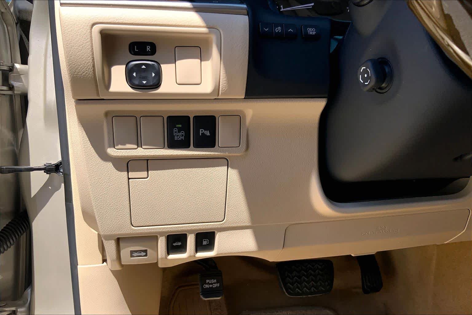 Used 2014 Satin Cashmere Metallic Lexus  image 35