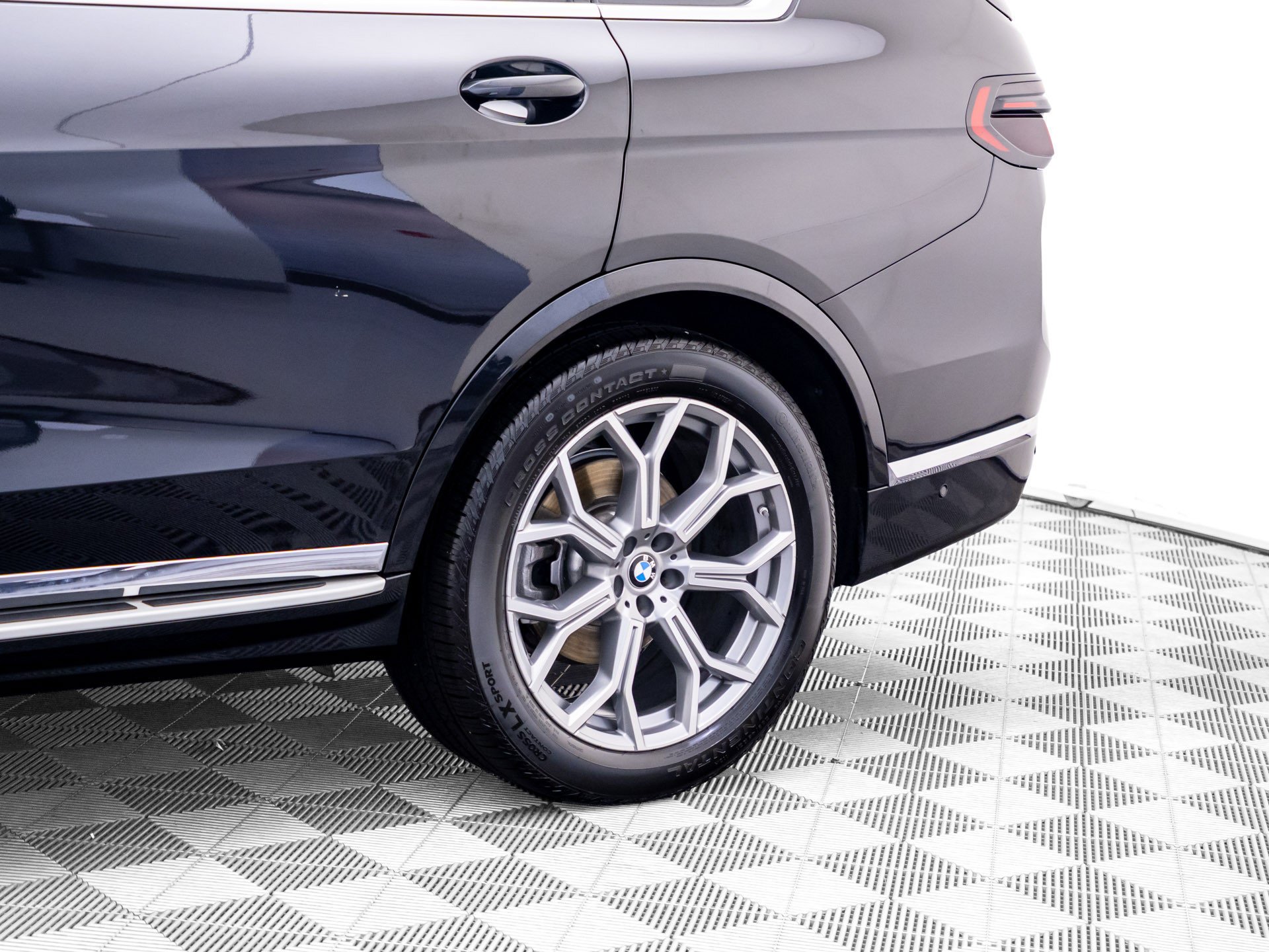 Used 2025 Black Sapphire Metallic BMW xDrive40i image 37