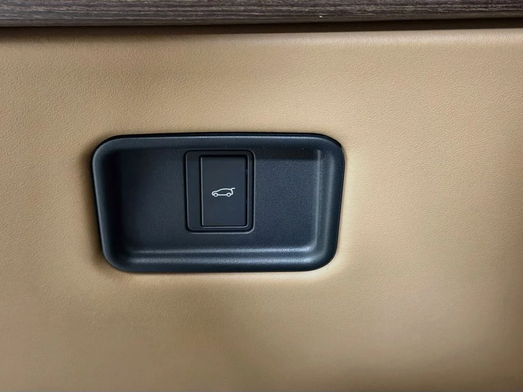 Used 2026 Blue Land Rover SE image 10