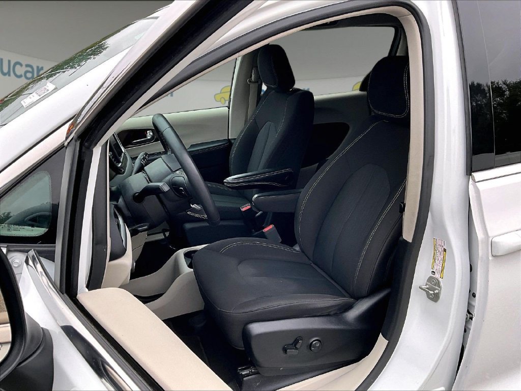 Used 2024 White Chrysler LX image 10