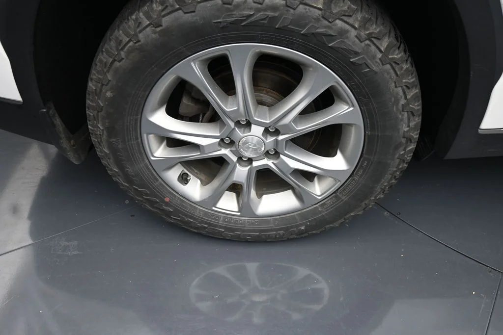 Used 2021 White Hyundai SE image 10