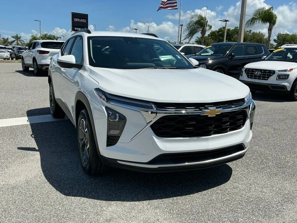 Used 2025 White Chevrolet LT image 9