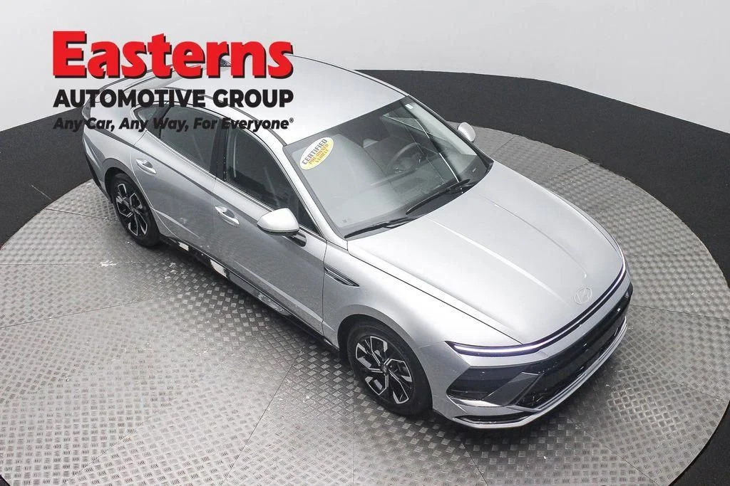 Used 2025 Silver Hyundai SEL image 3