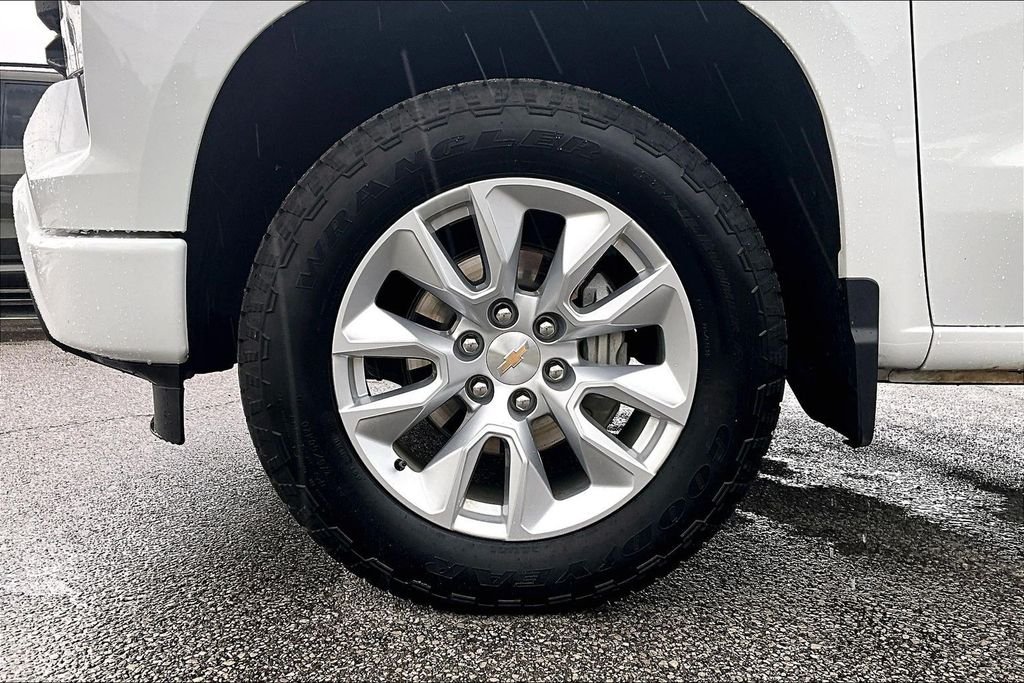 Used 2025 White Chevrolet Custom image 34