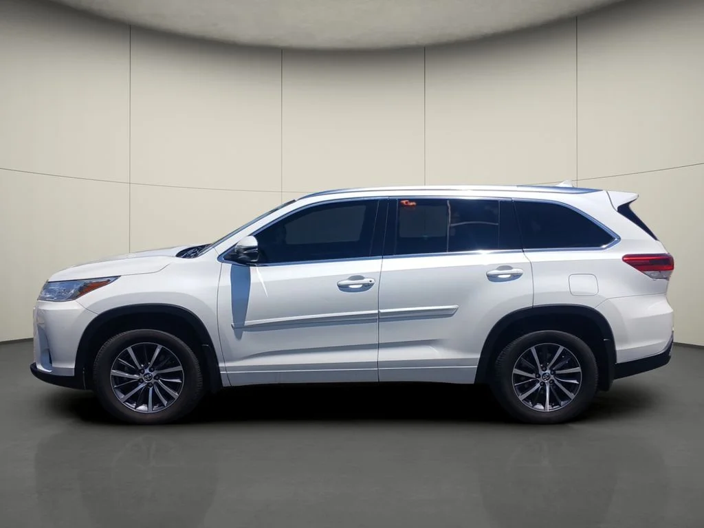 Used 2017 Blizzard Pearl Toyota XLE image 4