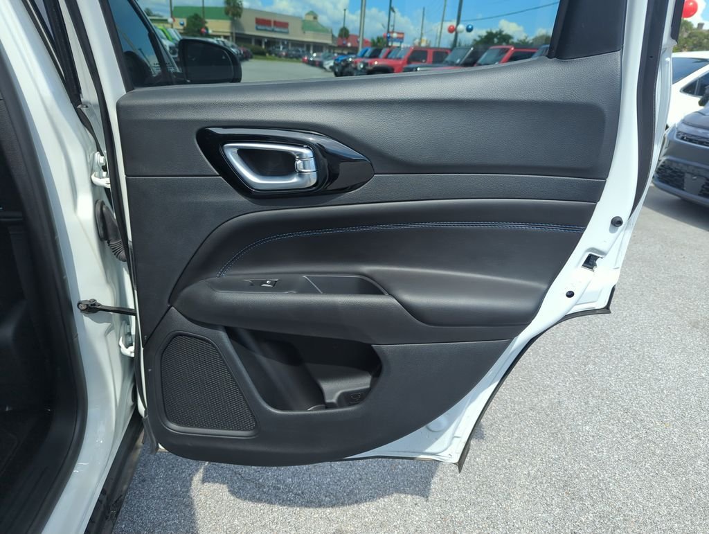 New 2026 Bright White Clear-Coat Exterior Paint Jeep Latitude image 30