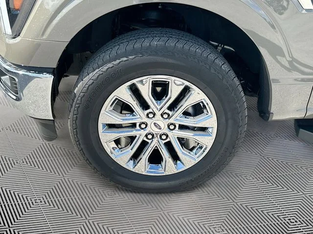 Used 2025 Gray Ford Lariat image 31
