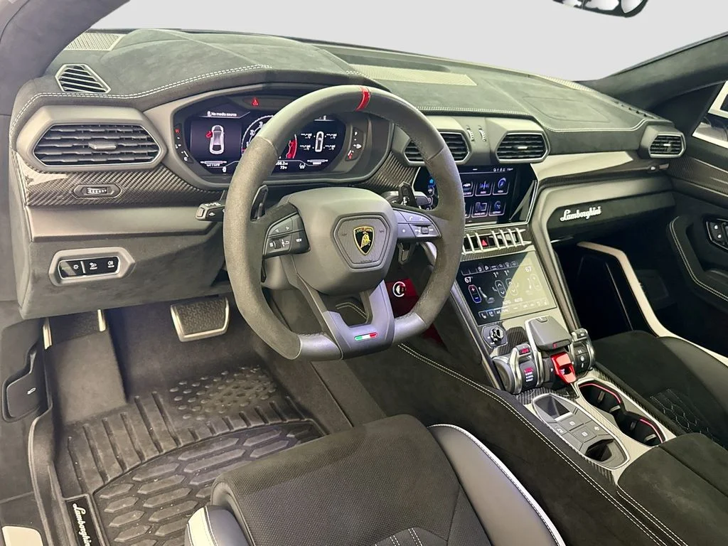 Used 2024 White Lamborghini Performante image 9