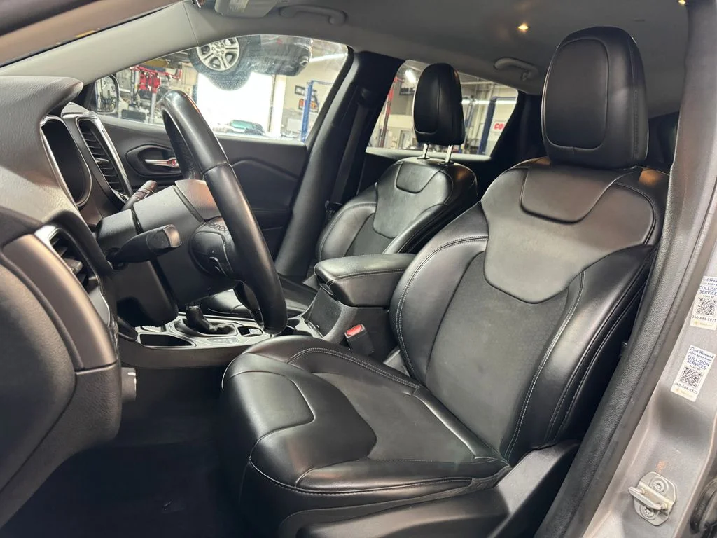 Used 2019 Silver Jeep Latitude Plus image 16