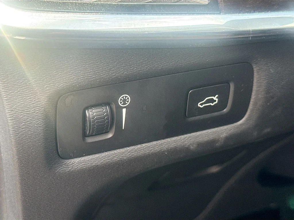 Used 2019  Volvo T5 Momentum image 11