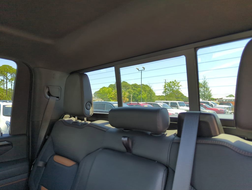 Used 2025 Summit White GMC AT4 image 31