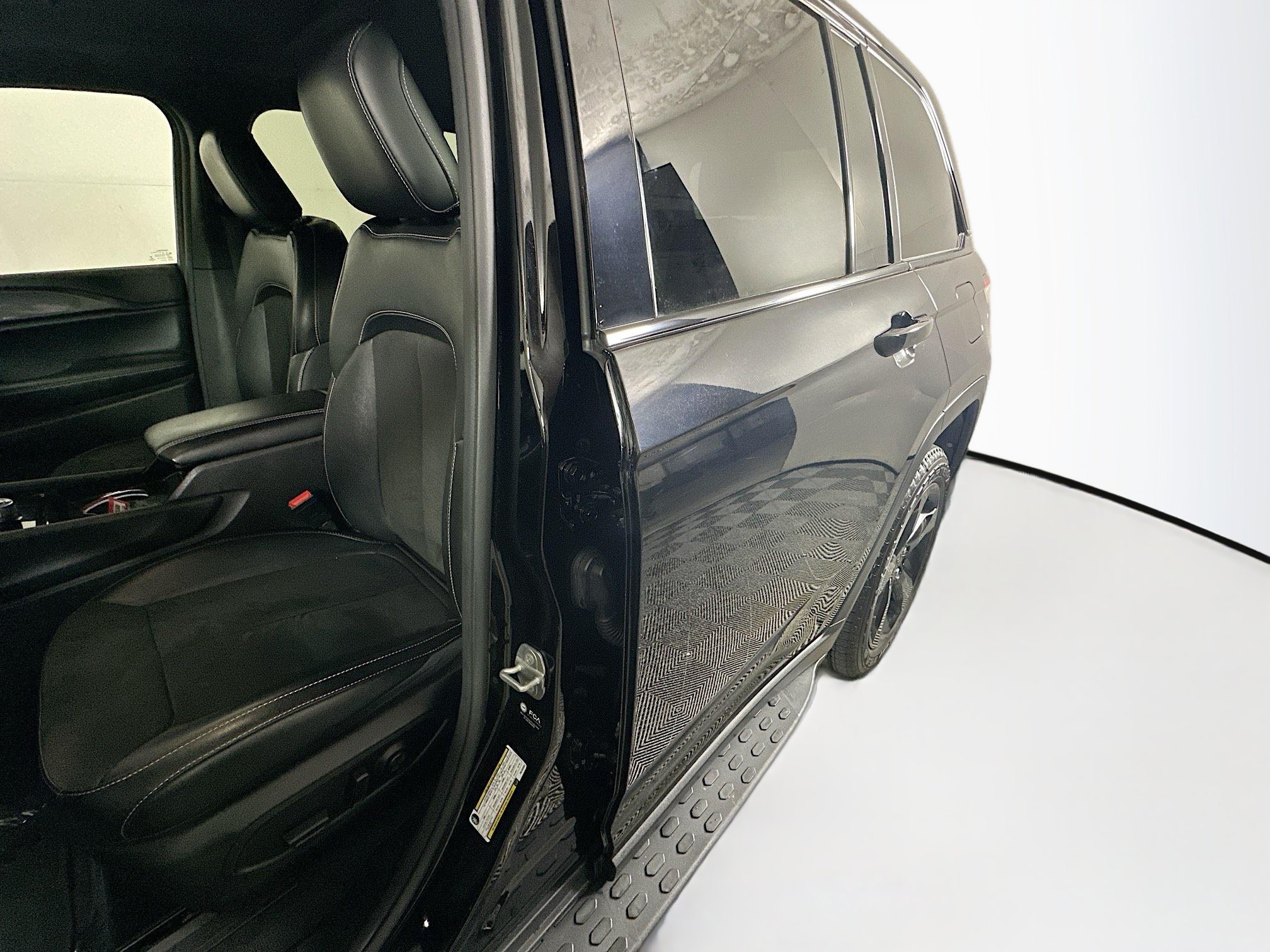 Used 2023 Diamond Black Crystal Pearlcoat Jeep Altitude image 12