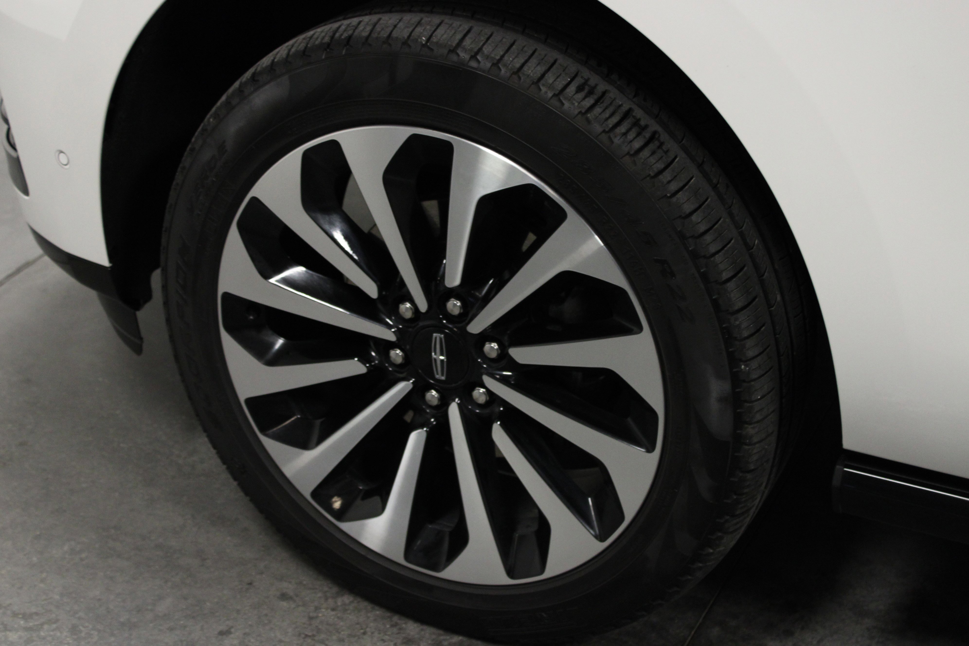 Used 2024 White Metallic Lincoln Reserve image 10