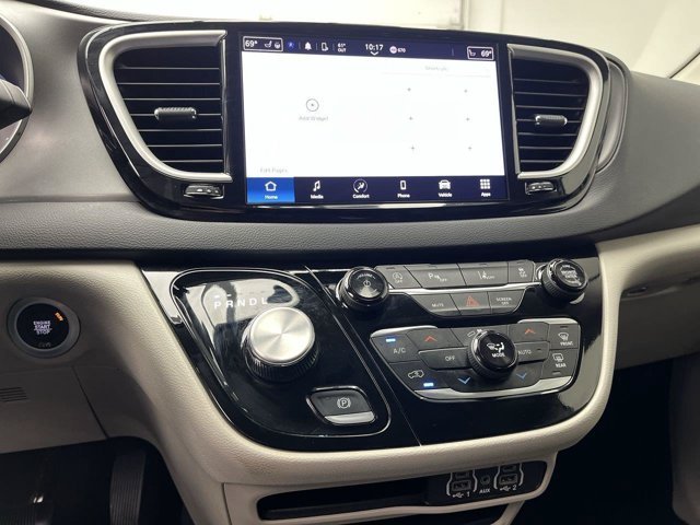 Used 2024 Silver Mist Clearcoat Chrysler Touring L image 16