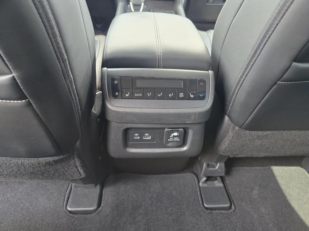 Used 2023 White Nissan Platinum 4WD image 12