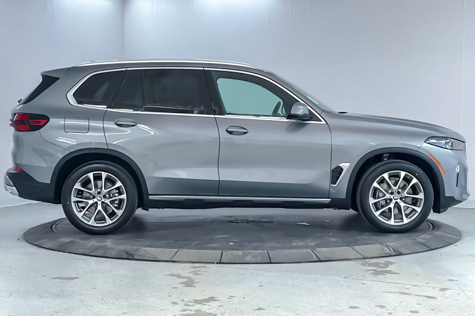 New 2026 Skyscraper Grey Metallic BMW xDrive40i image 8
