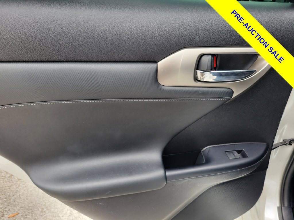 Used 2017 White Lexus 200h image 13