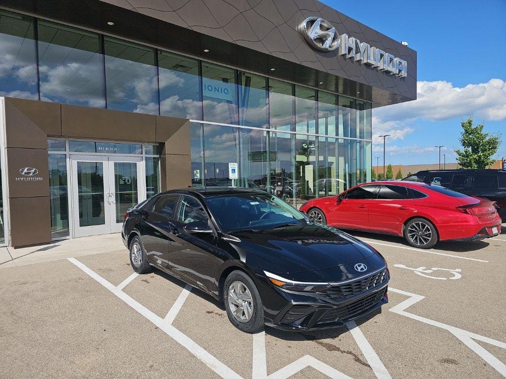 New 2026 Black Hyundai SE image 7