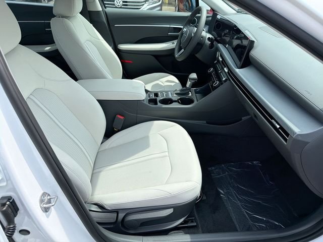 New 2026 White Hyundai SE image 52