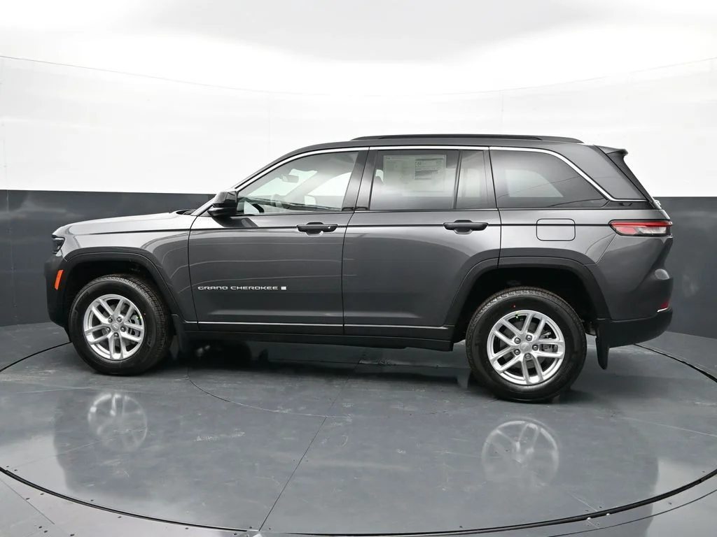 New 2026 Baltic Gray Metallic Clear-Coat Exterior Paint Jeep Laredo X image 7