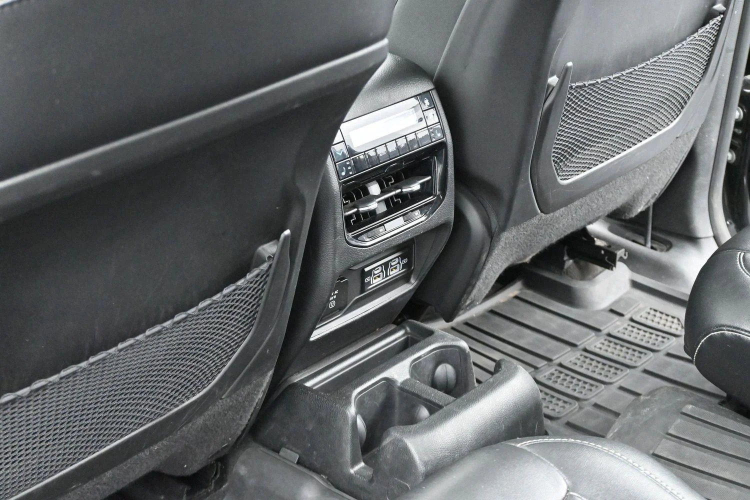 Used 2023 Rocky Mountain Pearlcoat Jeep Limited image 33