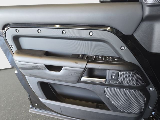 Used 2022 Black Land Rover  image 28