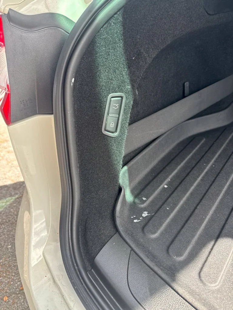 Used 2019 White Maserati Base image 25