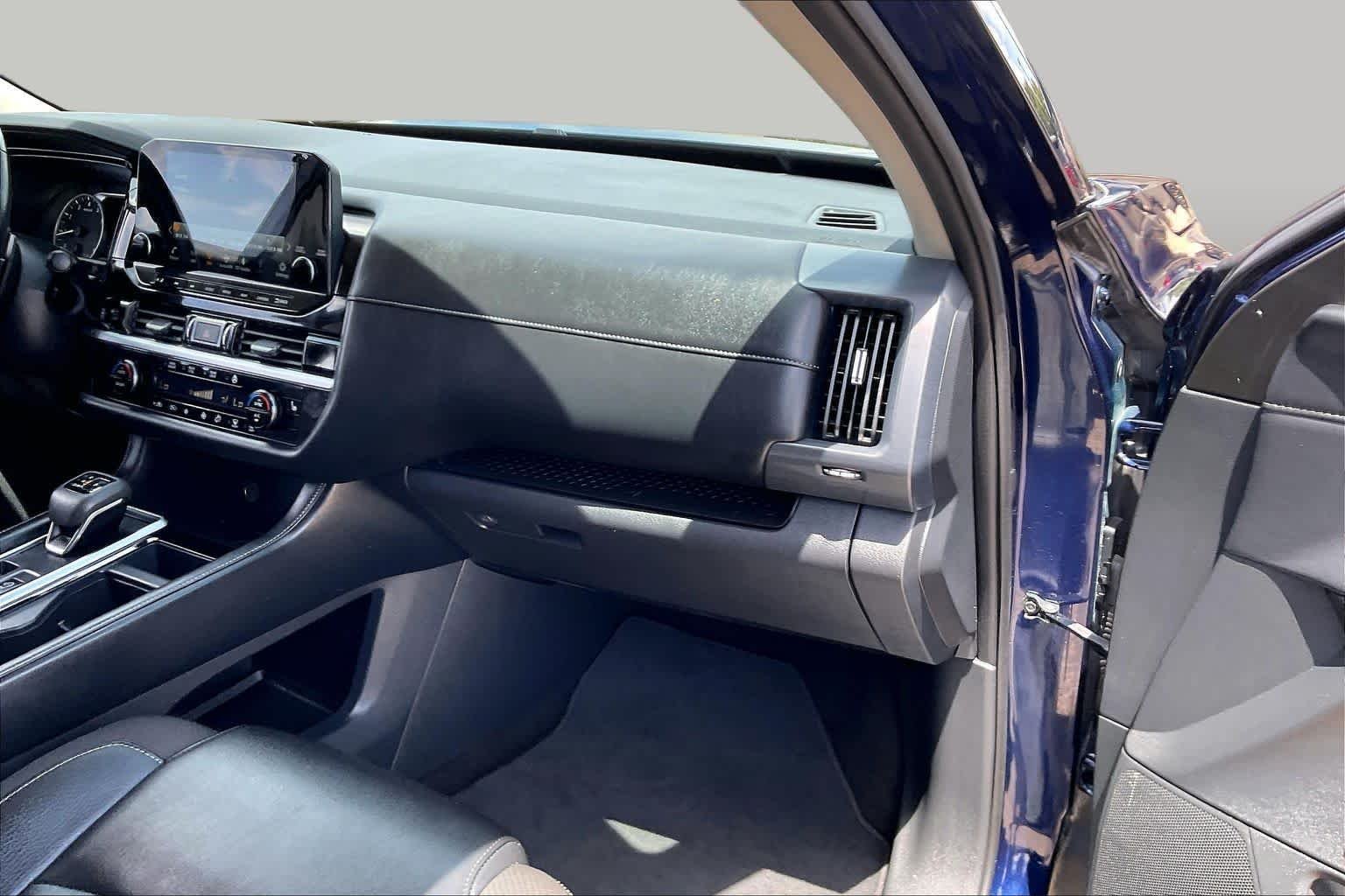 Used 2025 Deep Ocean Blue Nissan SL image 17