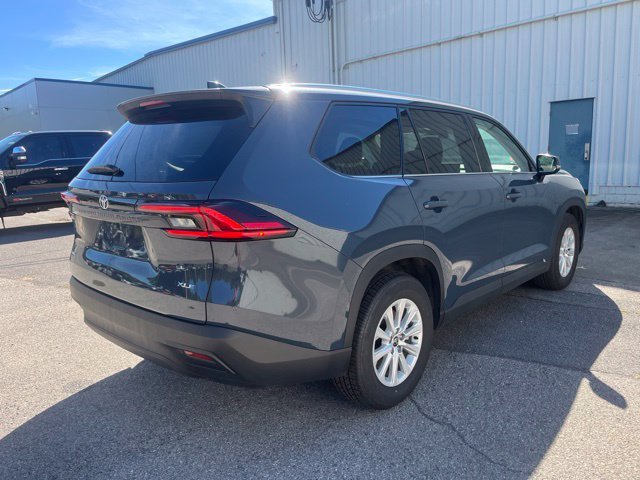 Used 2025 White Toyota XLE image 4