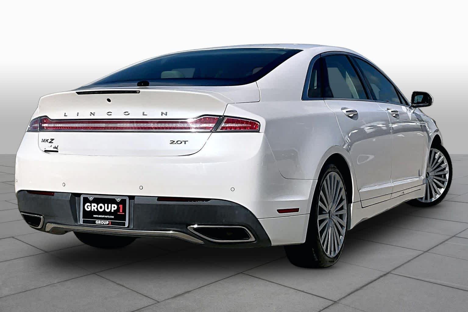 Used 2017 White Platinum Metallic Tri-Coat Lincoln Reserve image 12