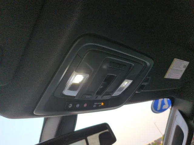Used 2021 Summit White GMC  image 21