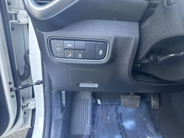 Used 2022 White Kia LX image 24