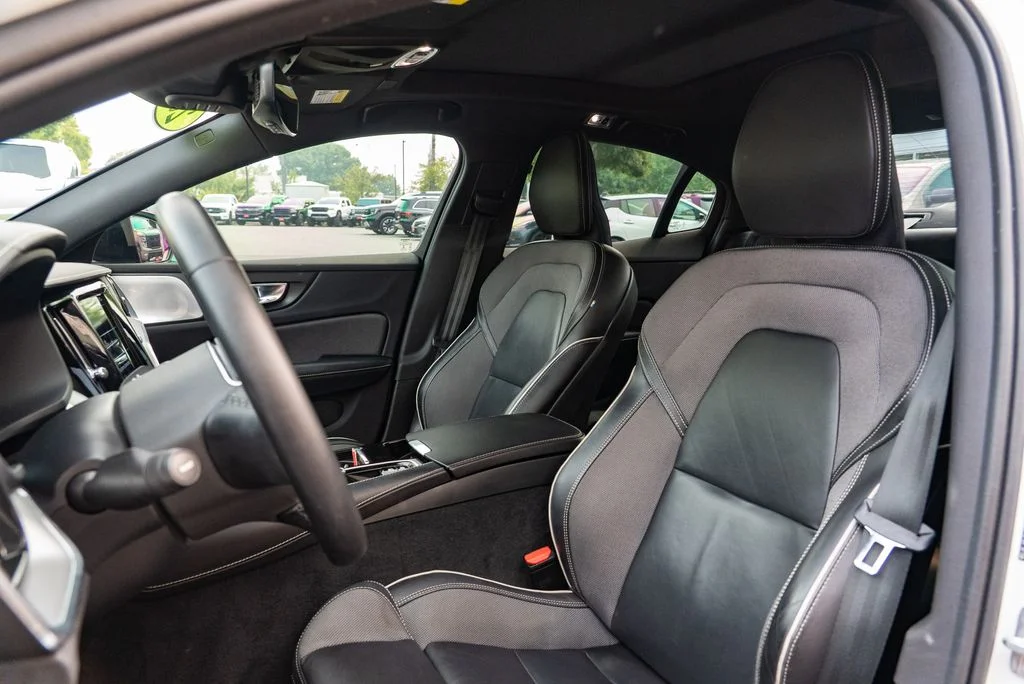 Used 2022 White Volvo T8 R-Design image 22