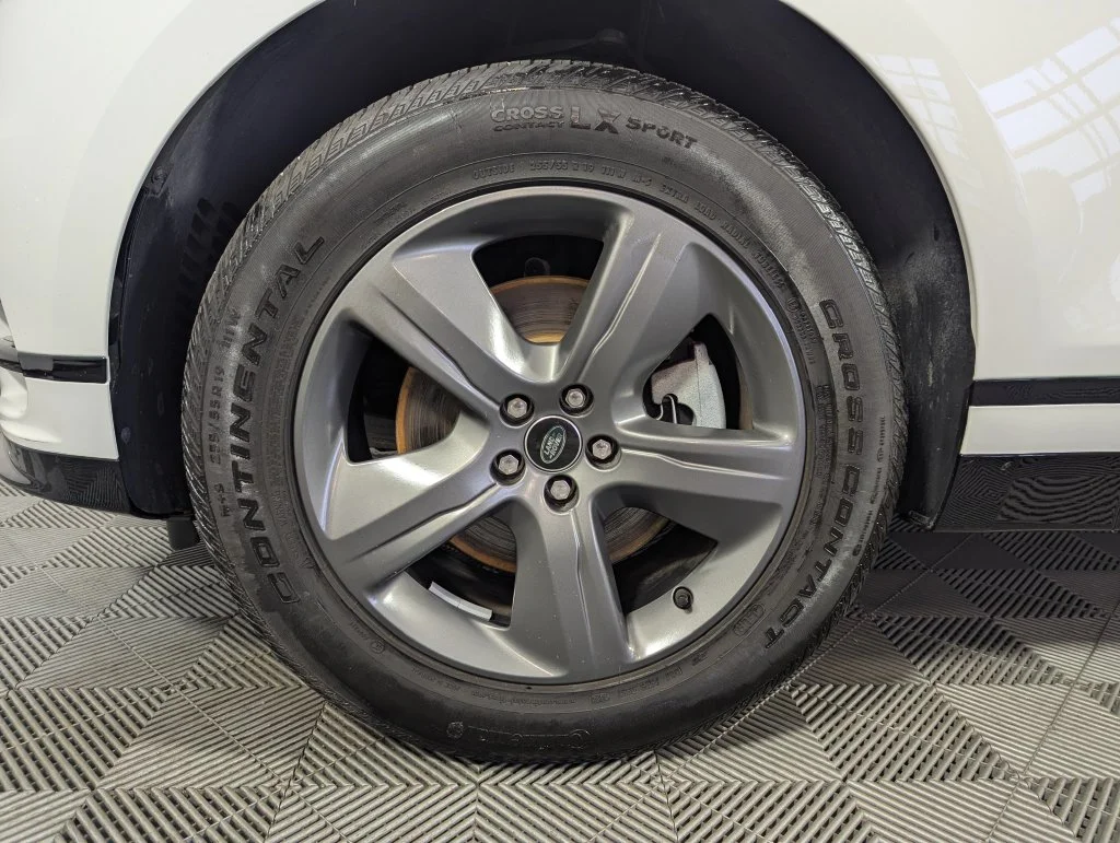 Used 2025 White Land Rover Dynamic SE image 16