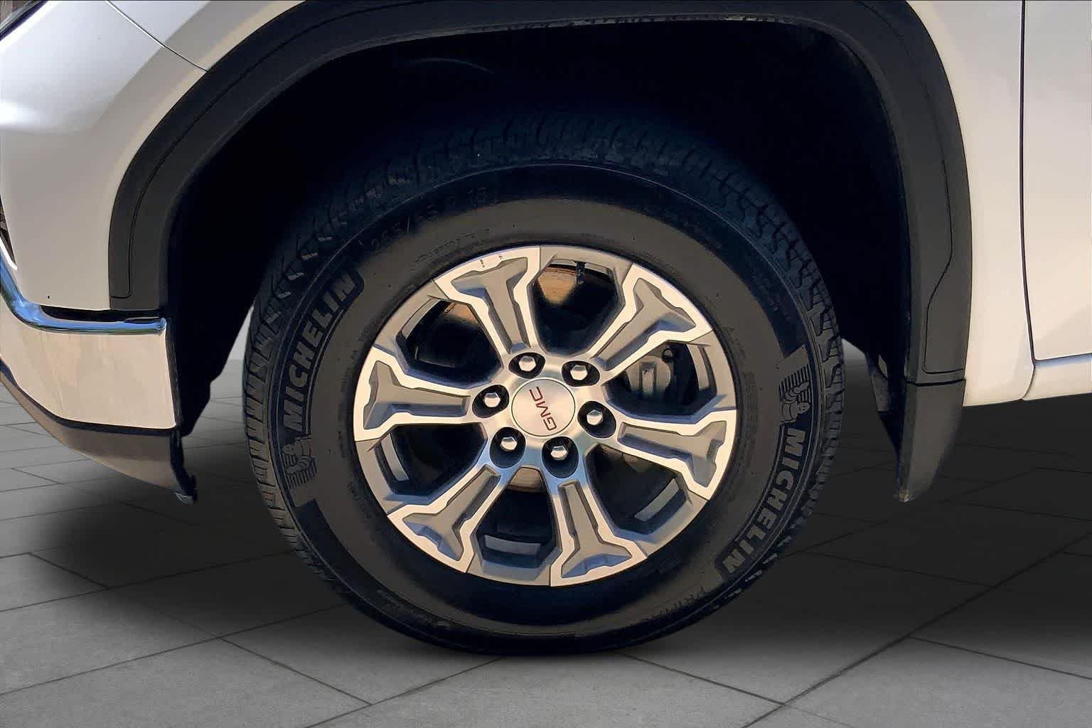 Used 2025 Summit White GMC SLT image 10