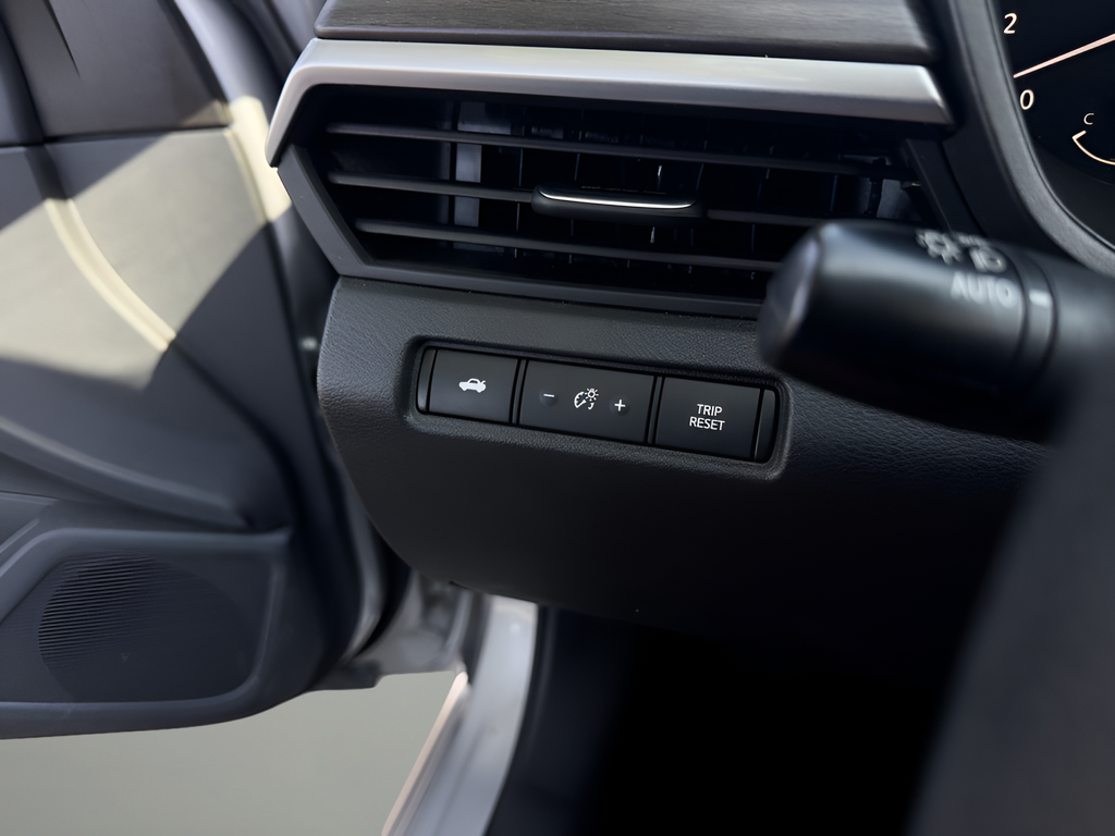 Used 2025 Silver Nissan 2.5 SV image 18