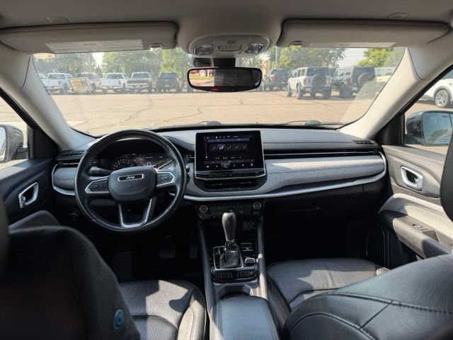 Used 2022 Silver Jeep Latitude Lux image 2