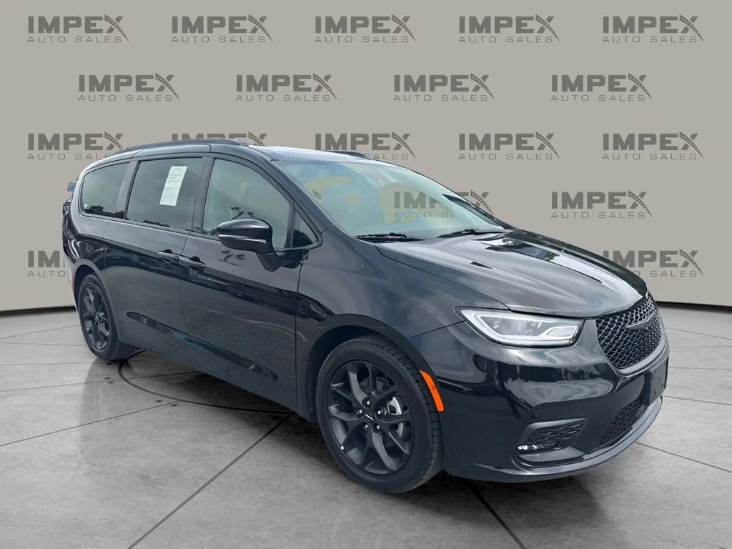 Used 2025 Black Chrysler Limited image 4