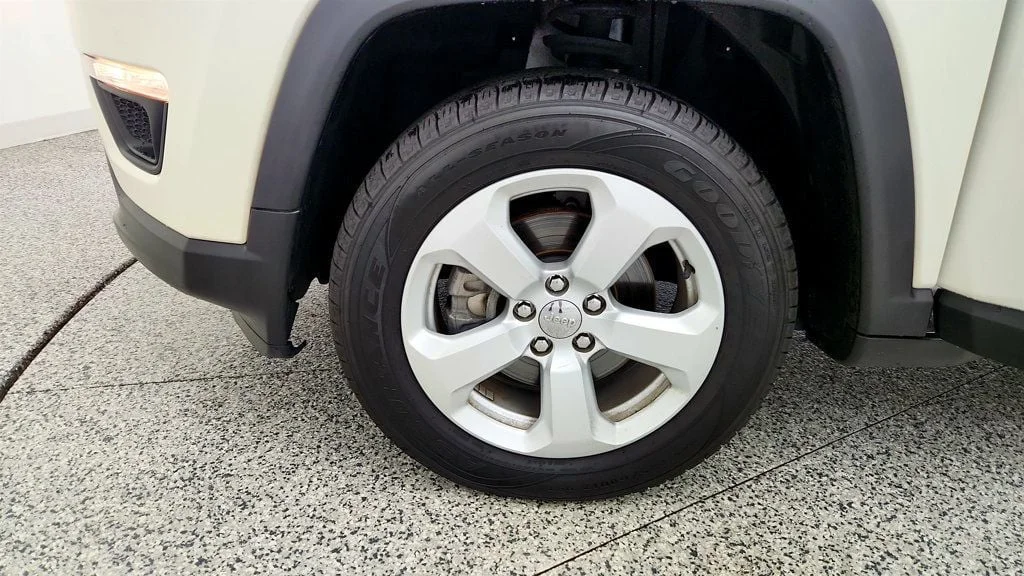 Used 2020 White Clearcoat Jeep Latitude 4x4 w/ Popular Equipment & Cold Weather Groups image 9
