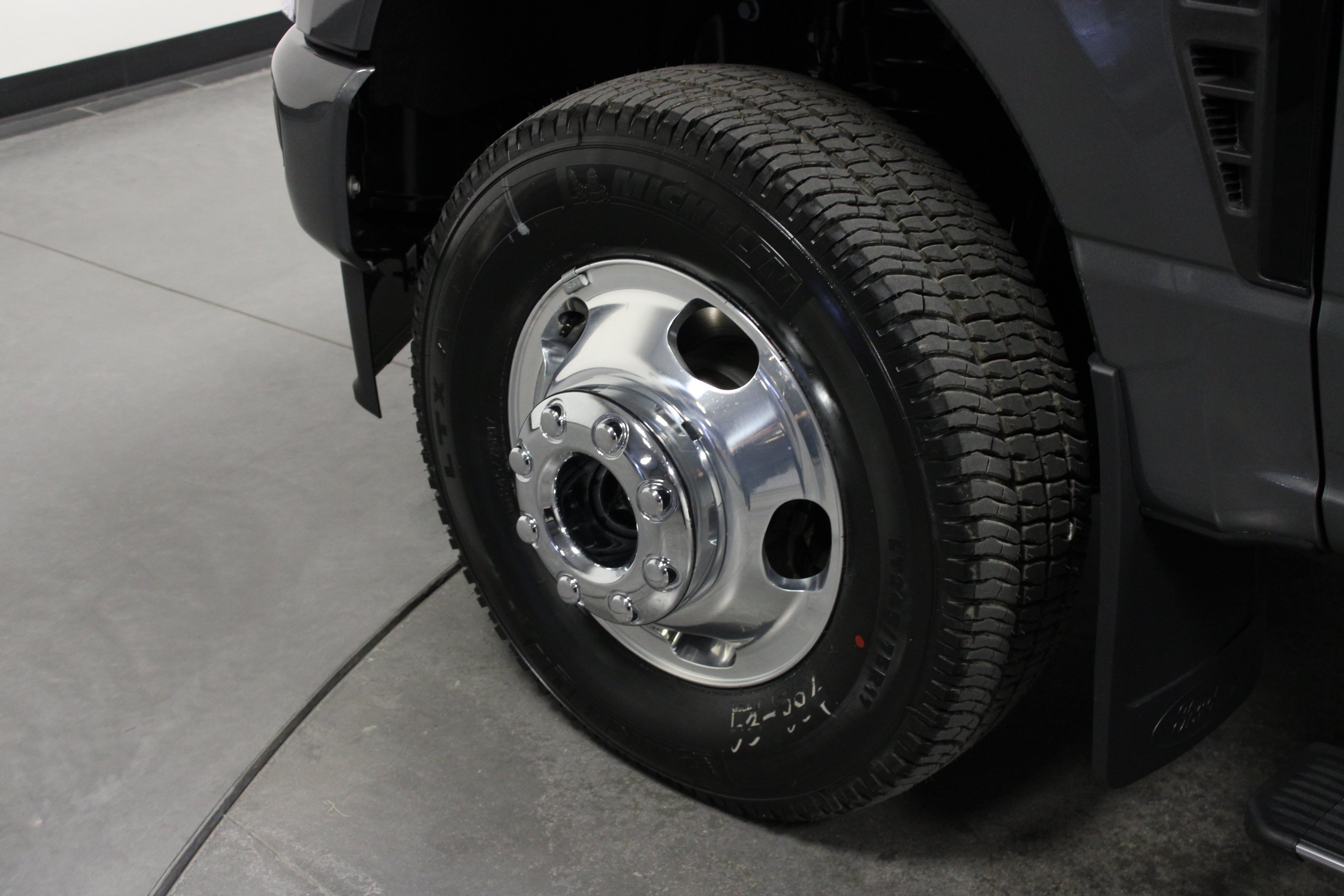 New 2026 Carbonized Gray Metallic Ford Platinum image 10