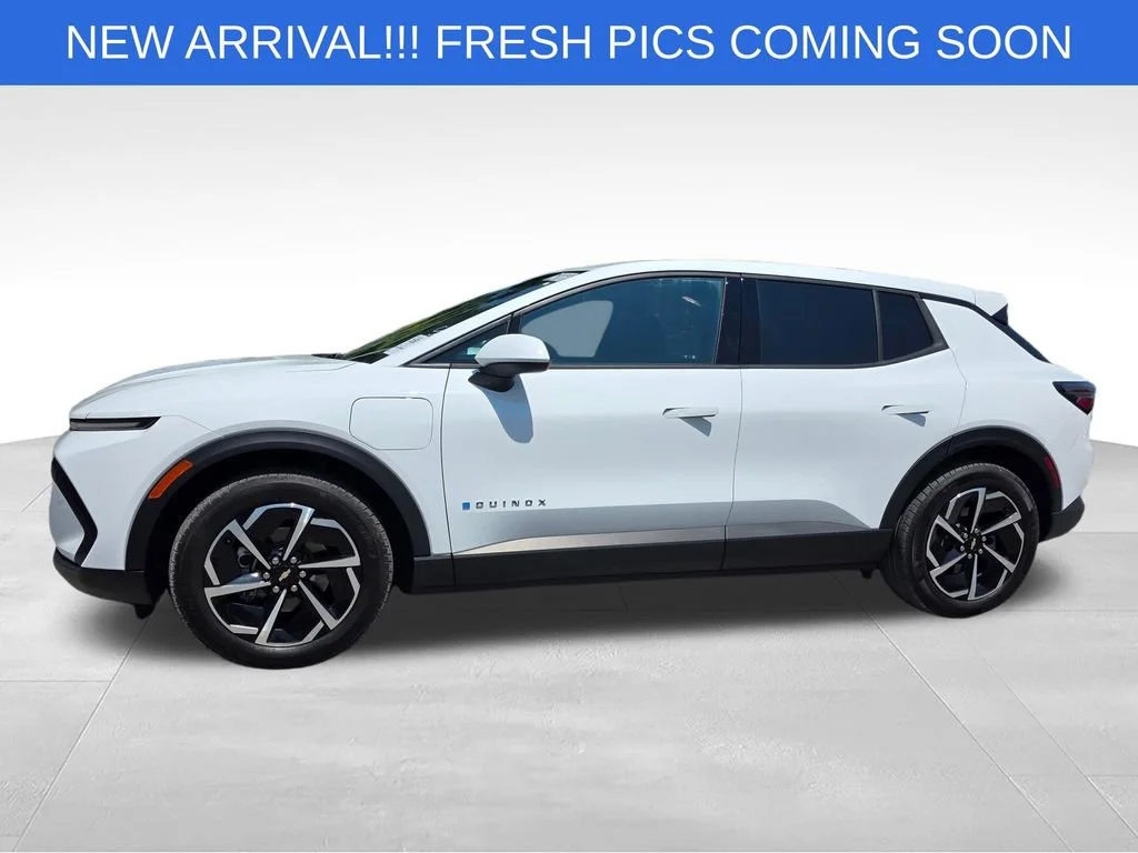 Used 2025 Summit White Chevrolet LT image 3