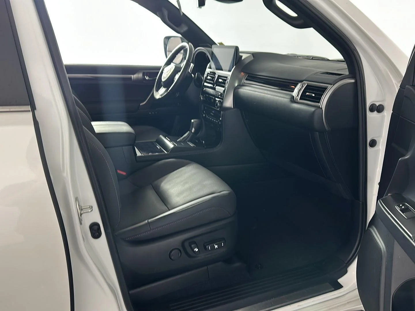 Used 2023 Eminent White Pearl Lexus  image 28