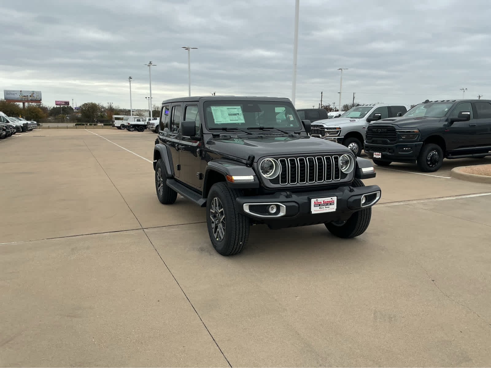 New 2026 Granite Crystal Metallic Clear-Coat Exterior Paint Jeep Sahara image 4