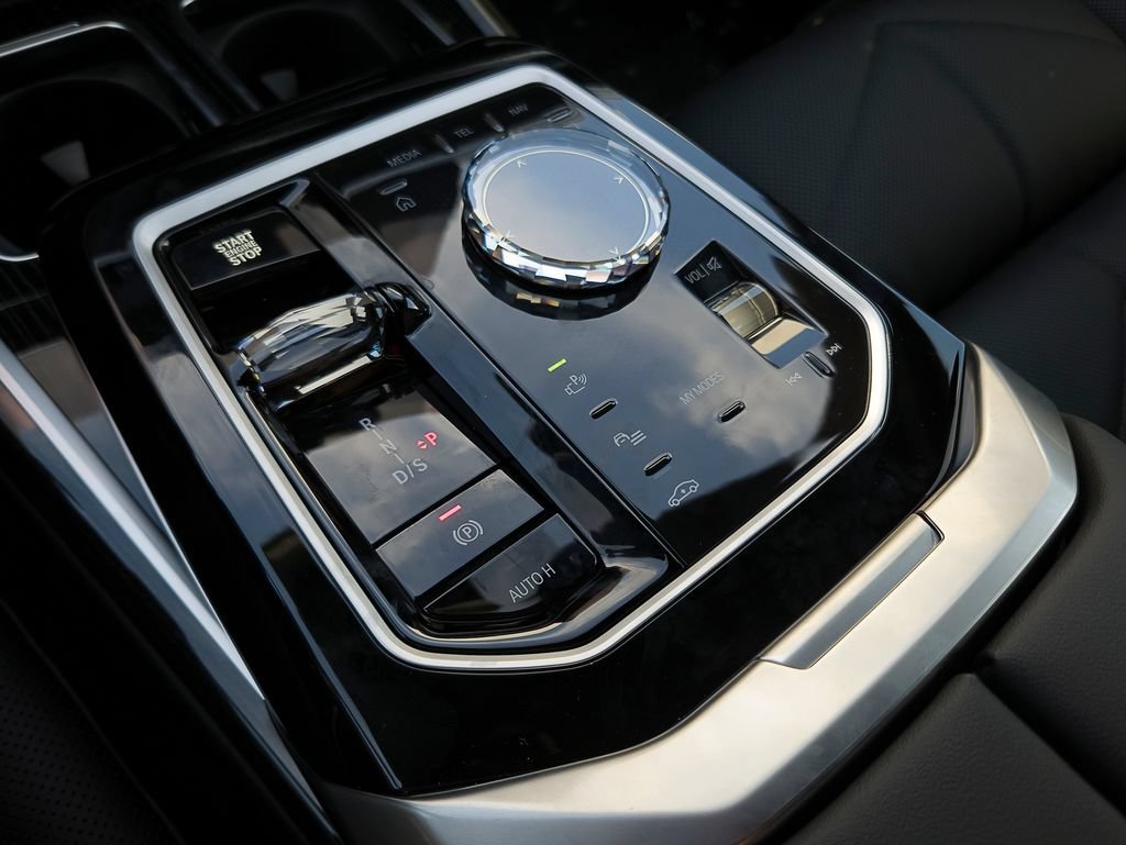New 2026 Black Sapphire Metallic BMW 740i image 10