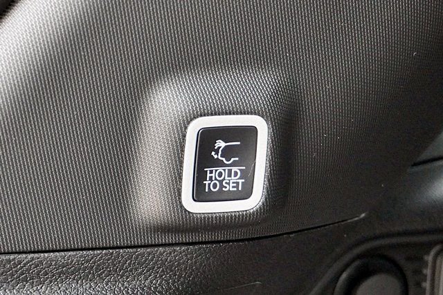 New 2026 Diamond Black Crystal Pearl-Coat Exterior Paint Jeep Limited image 17