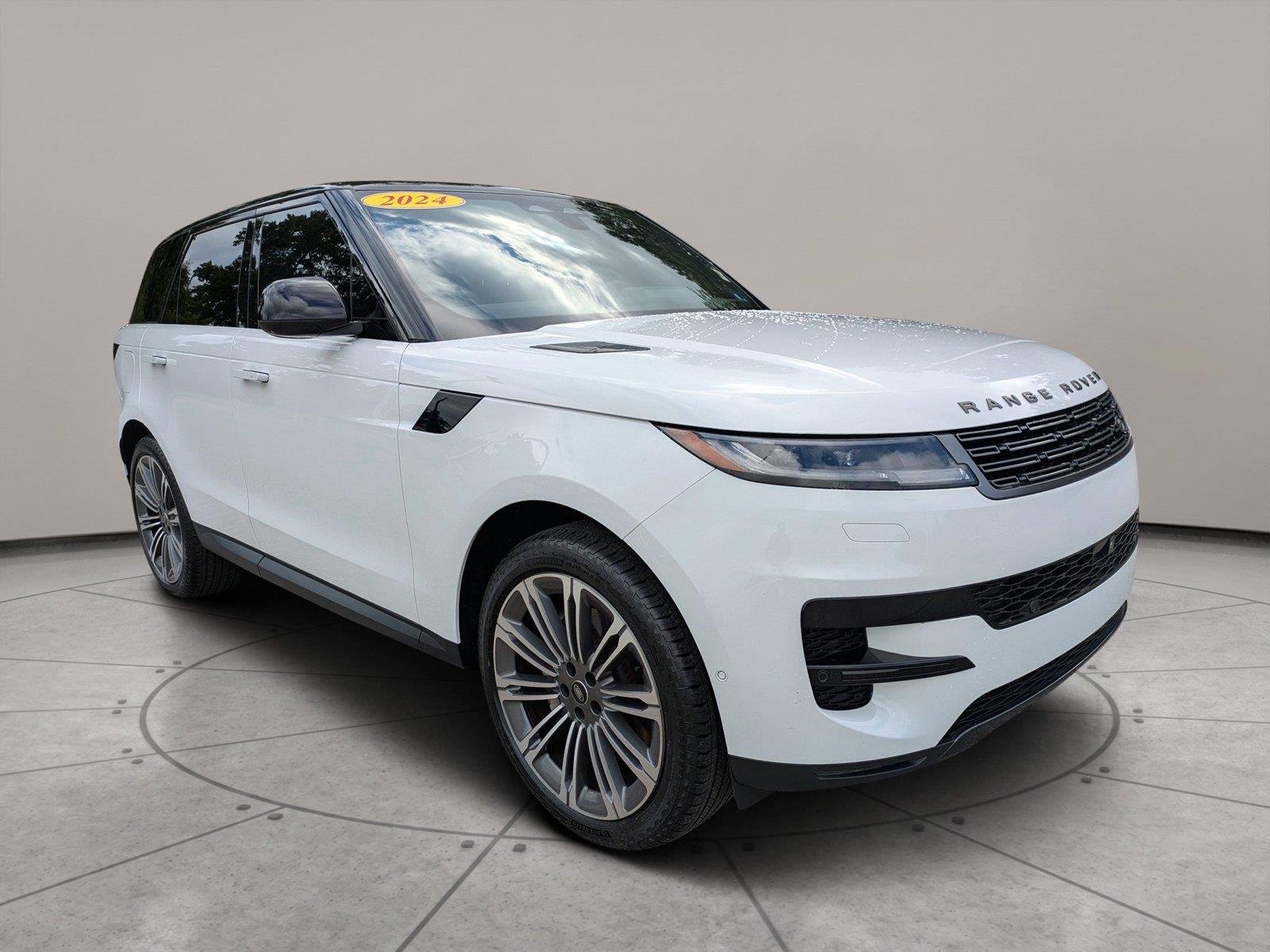 Used 2024 Fuji White Land Rover SE image 1