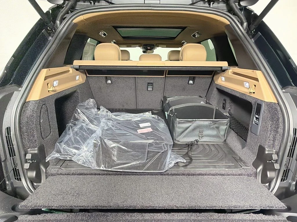 New 2026 British Racing Green Land Rover SE image 28