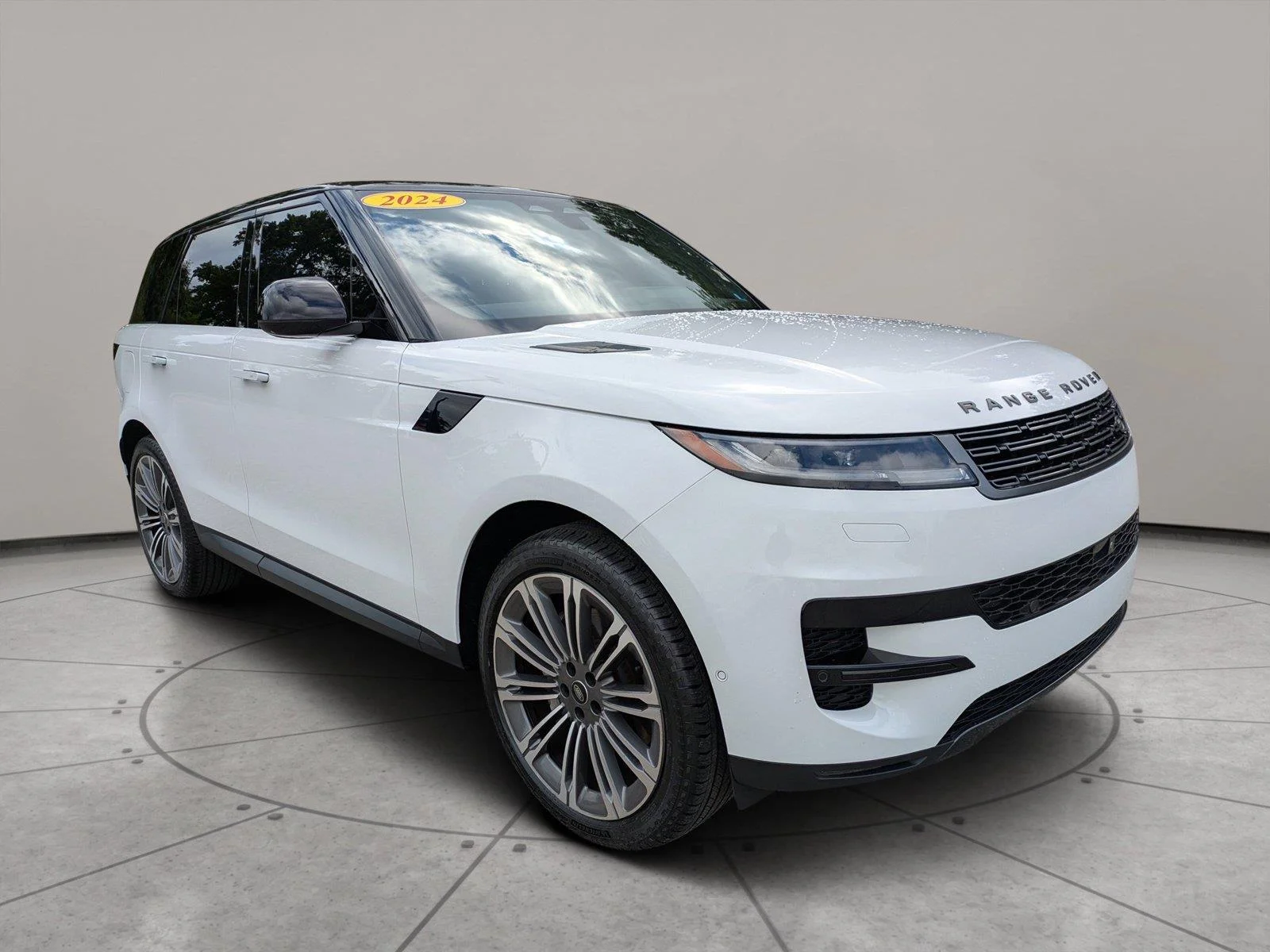 Used 2024 Fuji White Land Rover SE image 1