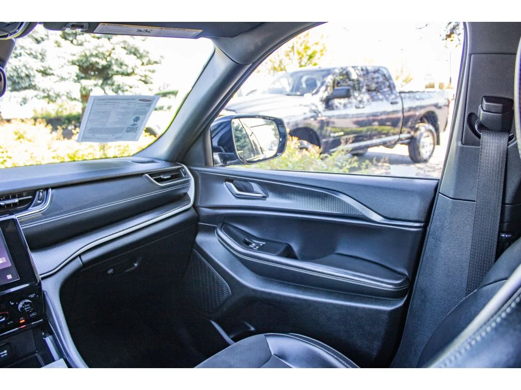 Used 2023 Baltic Gray Metallic Clearcoat Jeep Altitude image 24
